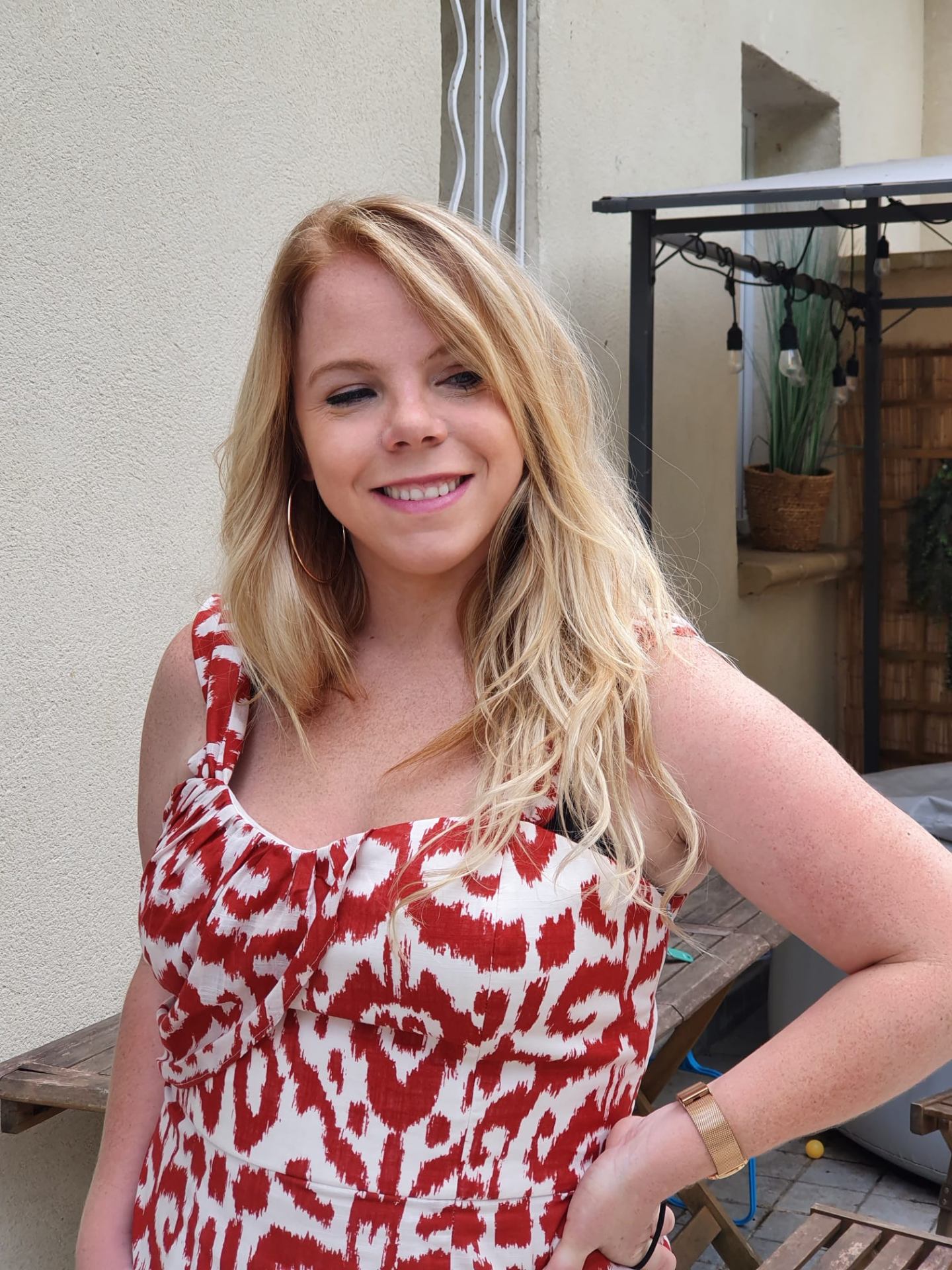 Gwen, fondatrice de Kedufré, souriante en extérieur